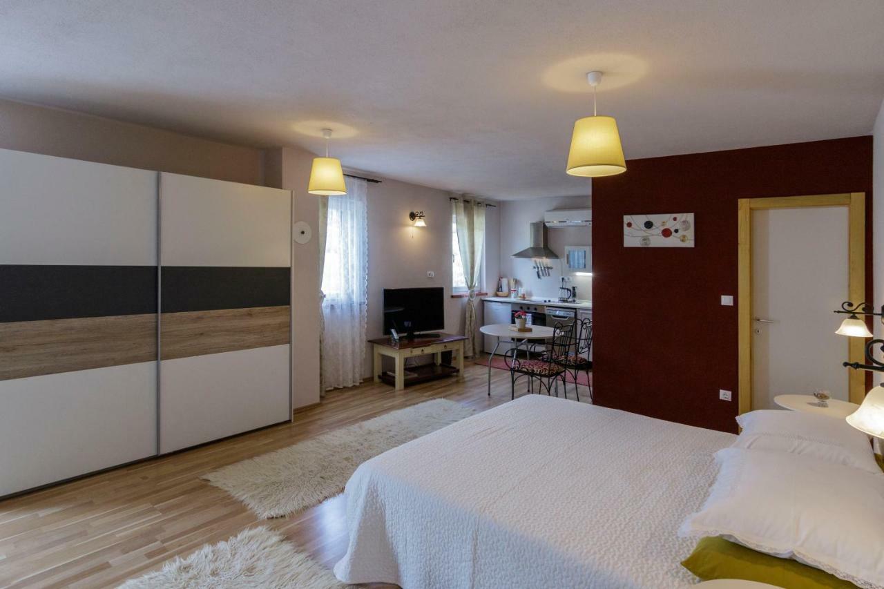 Apartments Mardesic Komiža Esterno foto