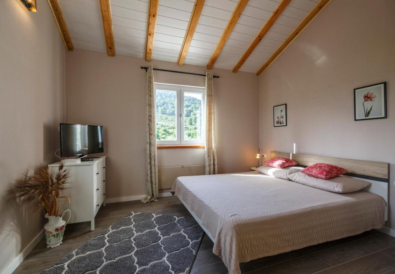 Apartments Mardesic Komiža Esterno foto